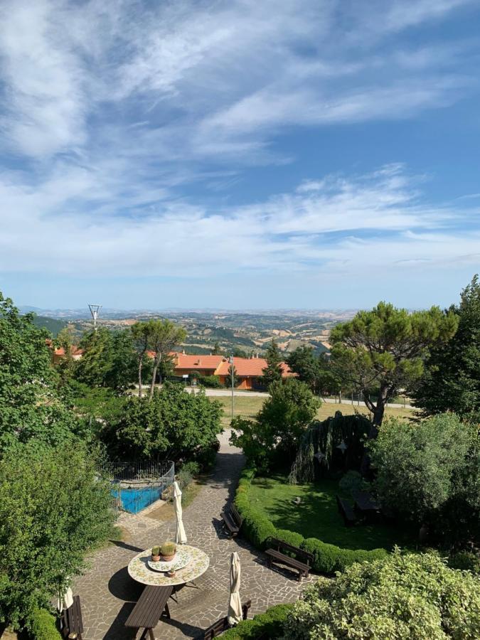 Hotel Tetto Delle Marche - Ristorante Dei Conti Чинголи Экстерьер фото