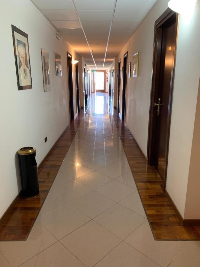 Hotel Tetto Delle Marche - Ristorante Dei Conti Чинголи Экстерьер фото