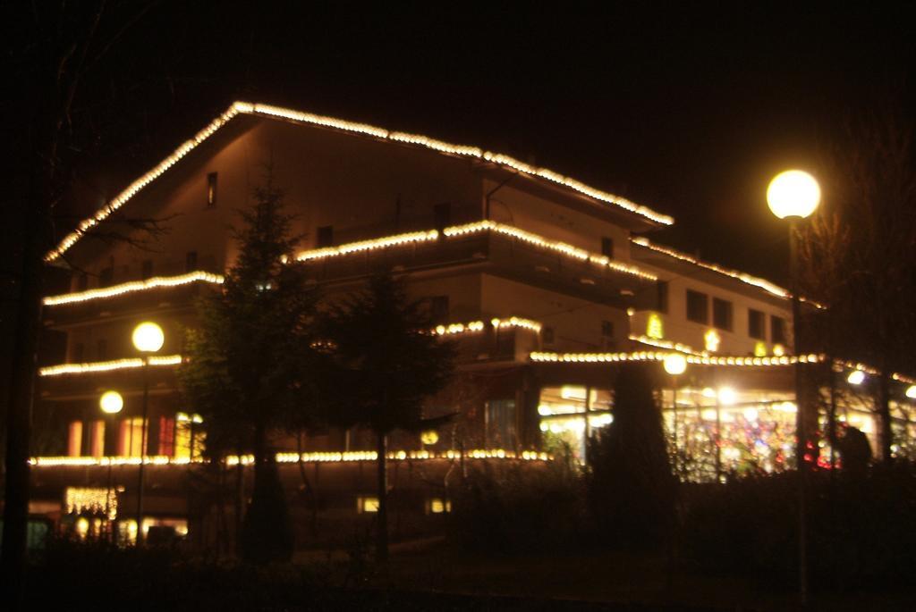 Hotel Tetto Delle Marche - Ristorante Dei Conti Чинголи Экстерьер фото