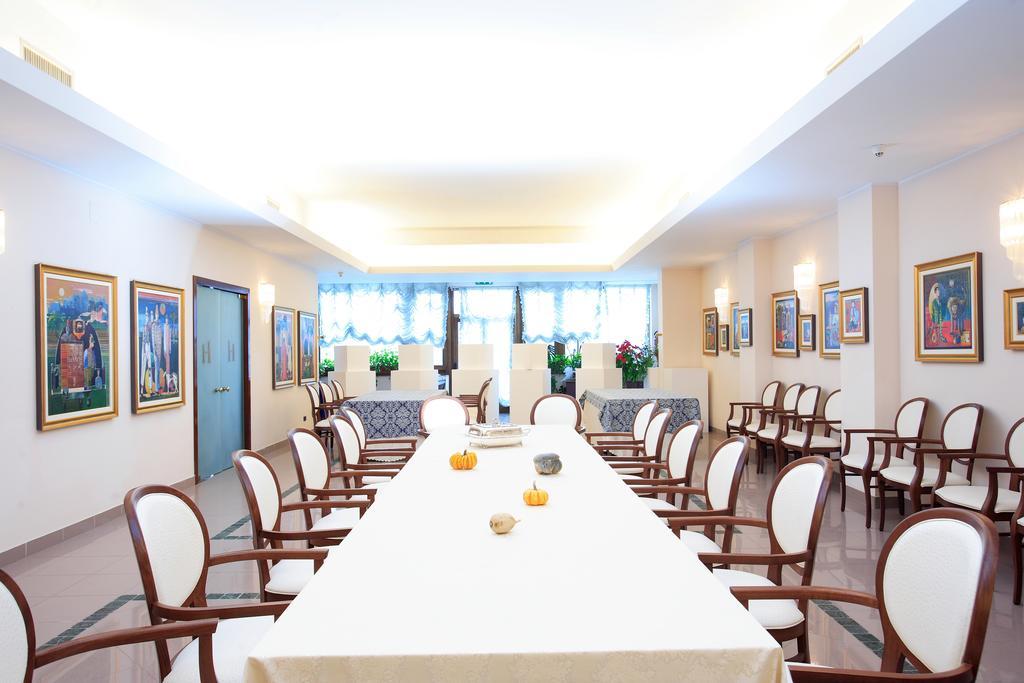 Hotel Tetto Delle Marche - Ristorante Dei Conti Чинголи Экстерьер фото
