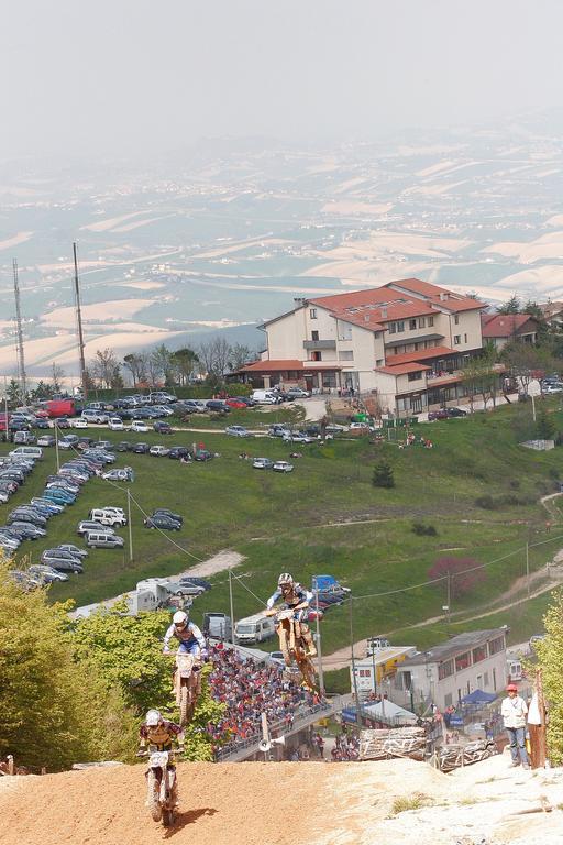 Hotel Tetto Delle Marche - Ristorante Dei Conti Чинголи Экстерьер фото