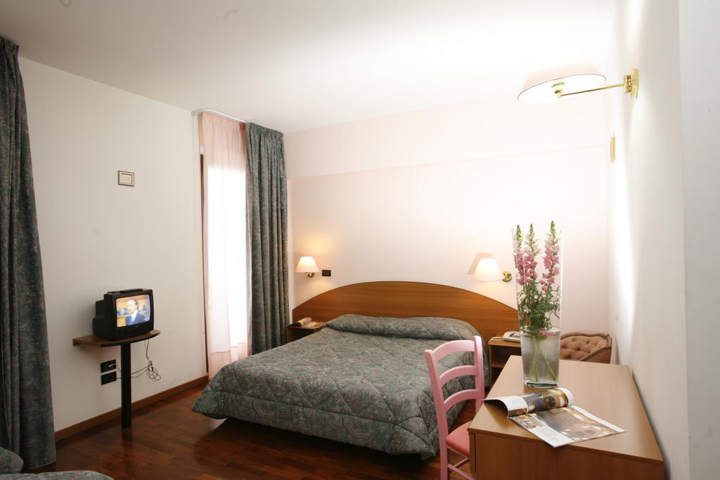 Hotel Tetto Delle Marche - Ristorante Dei Conti Чинголи Номер фото